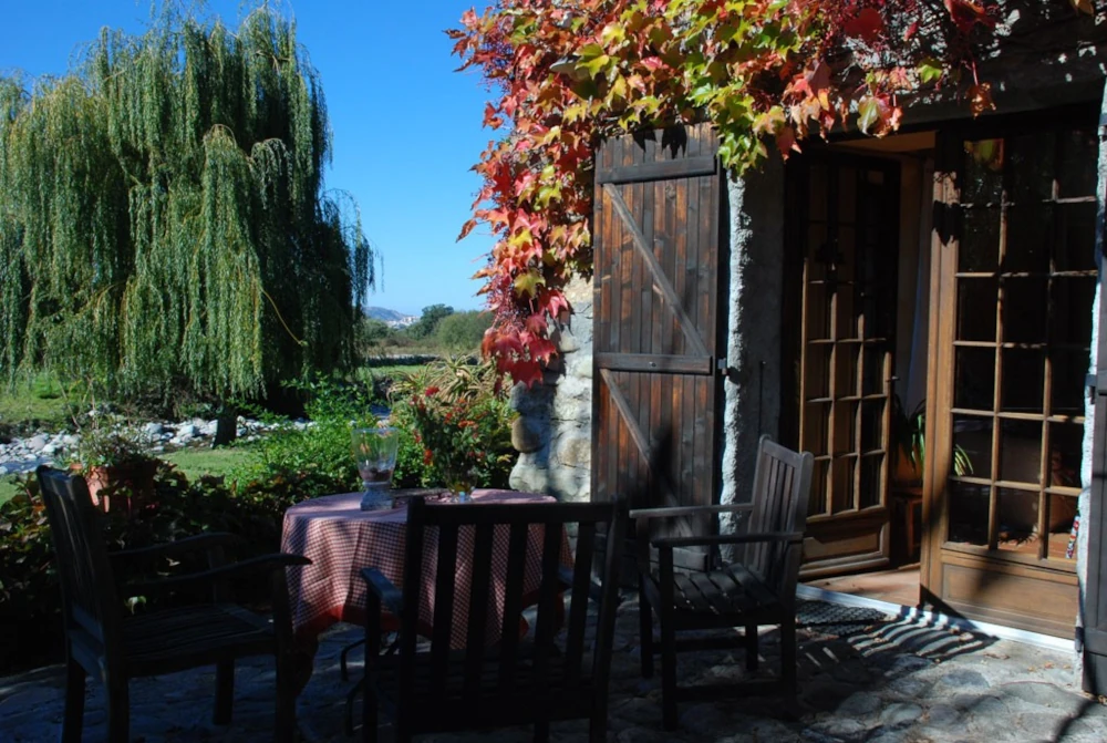 Natursteinhaus als charmante Ferienwohnung mit Terrasse unter Weinlaub