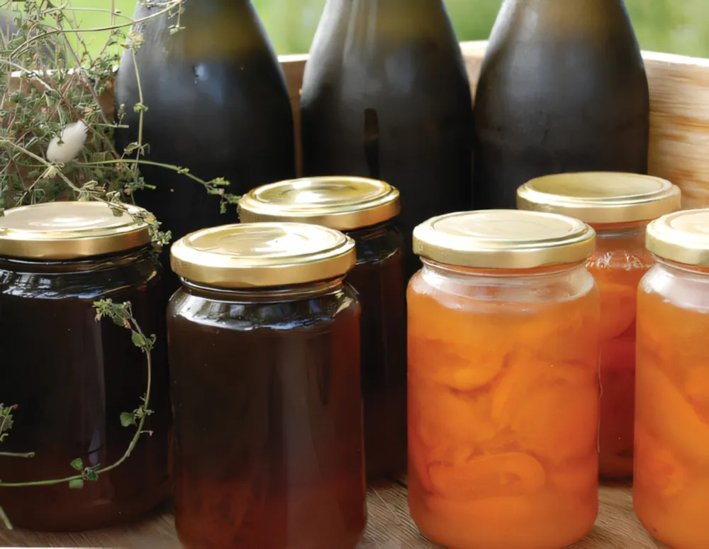 Hausgemachte Marmeladen und eingelegte Früchte vom Traiteur U Mulinu, hergestellt aus regionalen Zutaten nach korsischer Tradition.