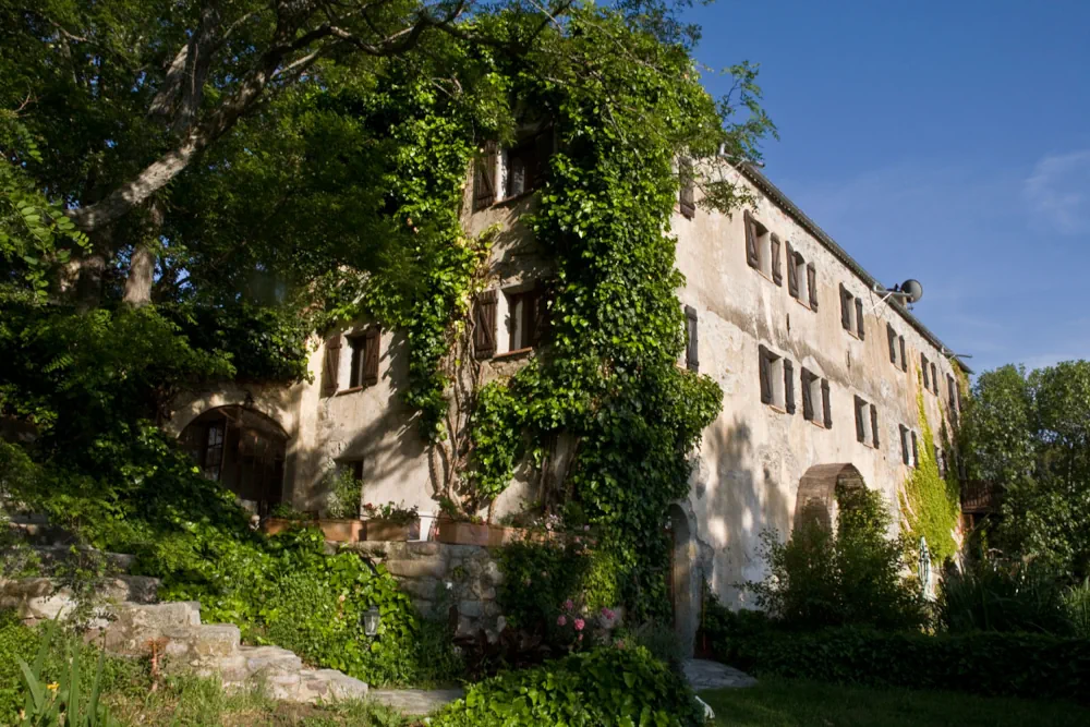 Renovierte Fassade der alten Olivenmühle in der Balagne, Korsika