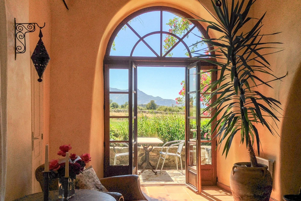 Helle Teichwohnung mit großen Fenstern und Ausblick auf Garten und Berge
